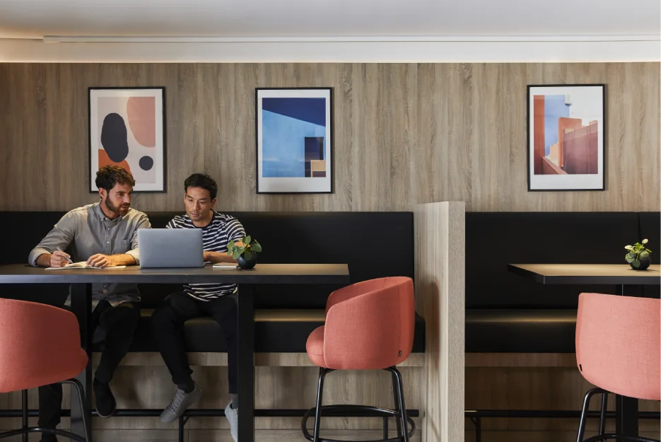 Рабочая зона в лобби Crowne Plaza Hamburg, Германия
