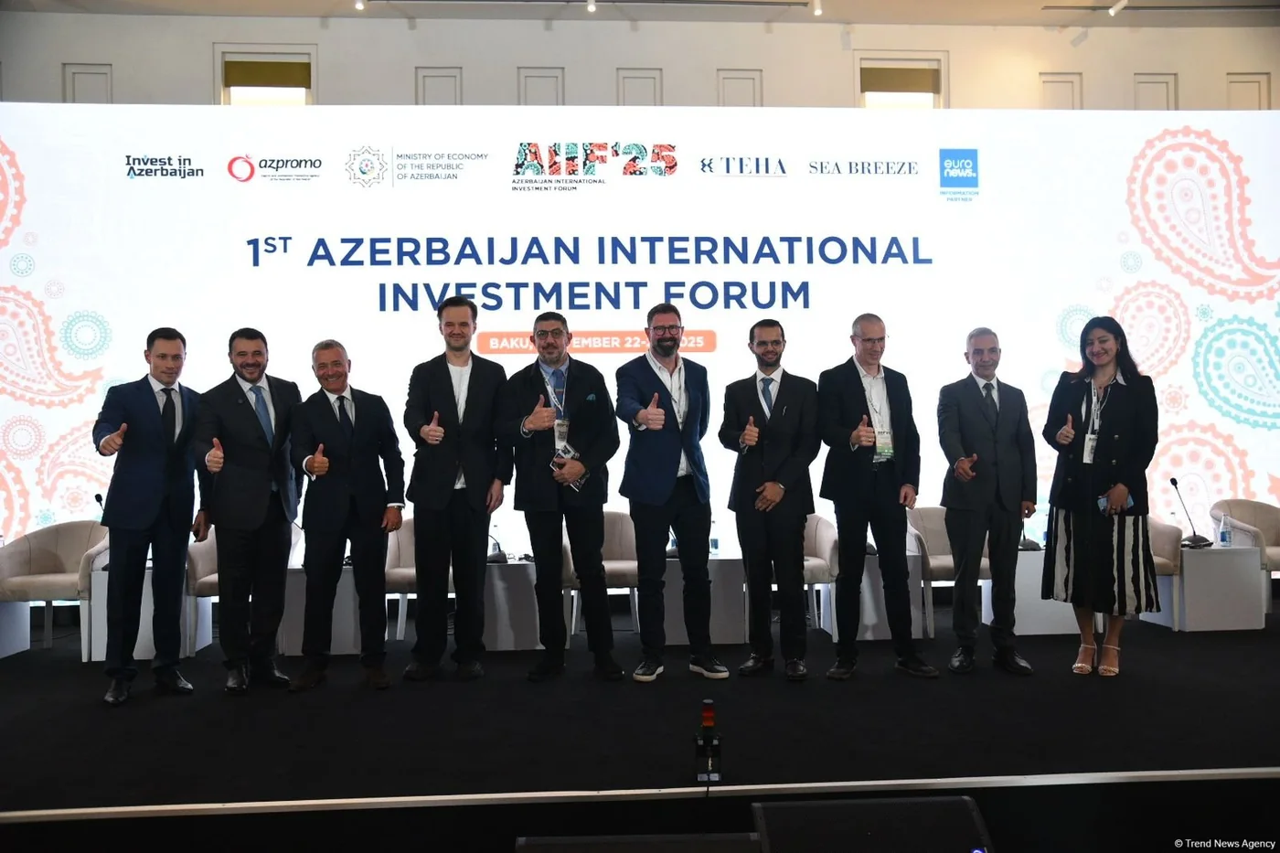 Групповой снимок на сцене после подписаний Sea Breeze на форуме AIIF-2025
