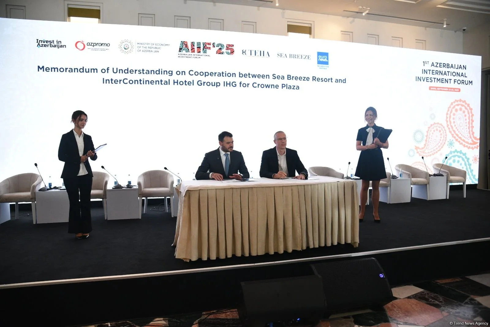 Сцена форума AIIF-2025, 22 сентября 2025 года: на экране — «Memorandum of Understanding on Cooperation between Sea Breeze Resort and InterContinental Hotel Group IHG for Crowne Plaza»